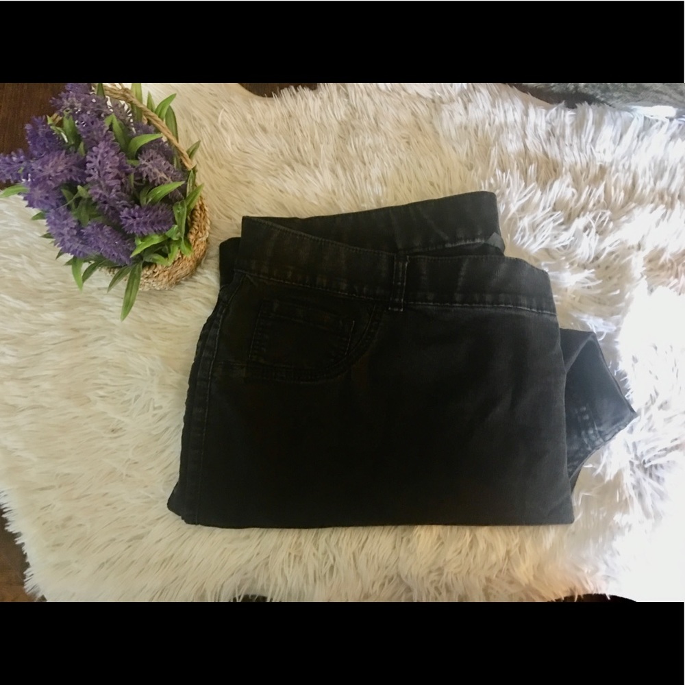 Lane Bryant Black Denim Cropped Jean’s Size 28 ♥️